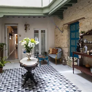 https://casa-portus-gaditanus-s-xviii-patio-y-terraza.es-andalucia.com